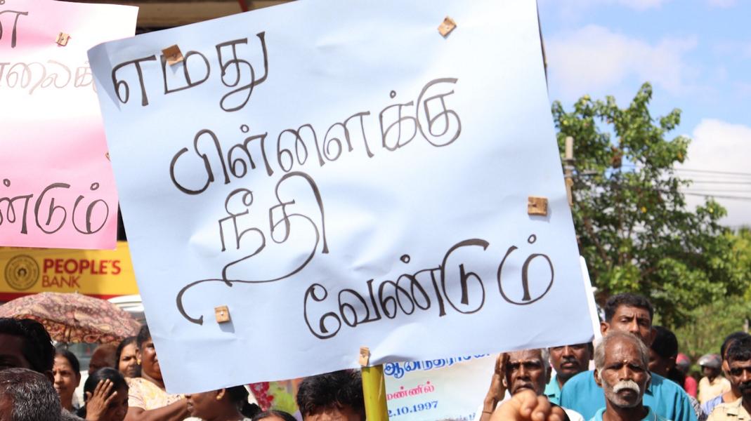 படுகொலை செய்யப்பட்ட இளைஞனுக்கு நீதி கோரி மல்லாவியில் பாரிய ஆர்ப்பாட்டம்! 8