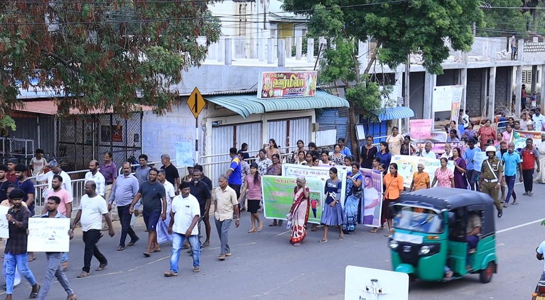 படுகொலை செய்யப்பட்ட இளைஞனுக்கு நீதி கோரி மல்லாவியில் பாரிய ஆர்ப்பாட்டம்! 11