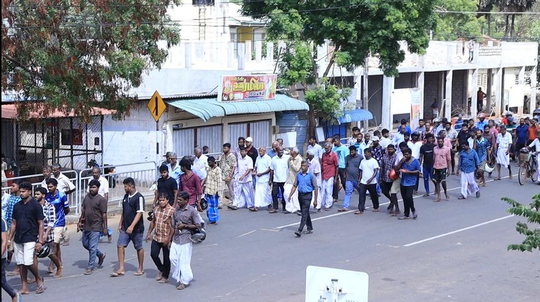 படுகொலை செய்யப்பட்ட இளைஞனுக்கு நீதி கோரி மல்லாவியில் பாரிய ஆர்ப்பாட்டம்! 12