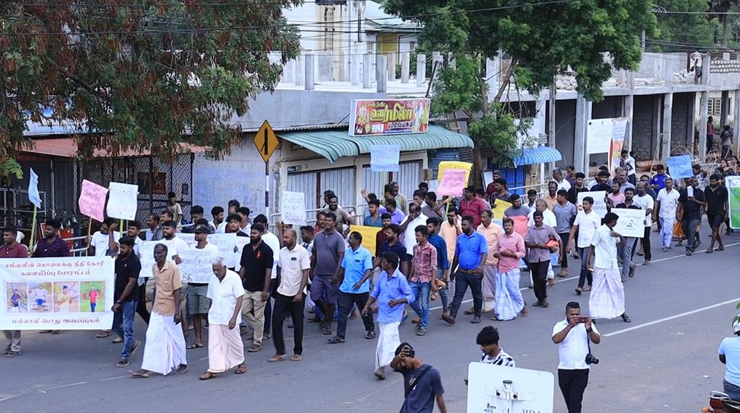 படுகொலை செய்யப்பட்ட இளைஞனுக்கு நீதி கோரி மல்லாவியில் பாரிய ஆர்ப்பாட்டம்! 13