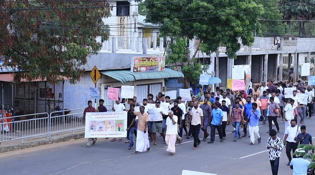 படுகொலை செய்யப்பட்ட இளைஞனுக்கு நீதி கோரி மல்லாவியில் பாரிய ஆர்ப்பாட்டம்! 14