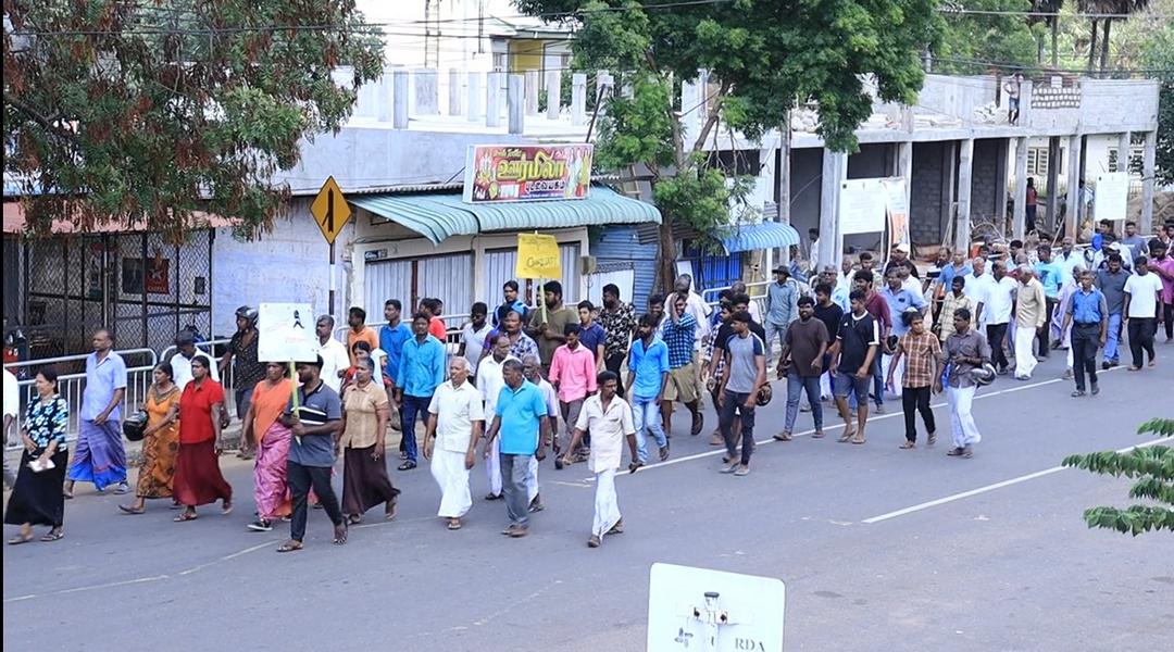 படுகொலை செய்யப்பட்ட இளைஞனுக்கு நீதி கோரி மல்லாவியில் பாரிய ஆர்ப்பாட்டம்! 15